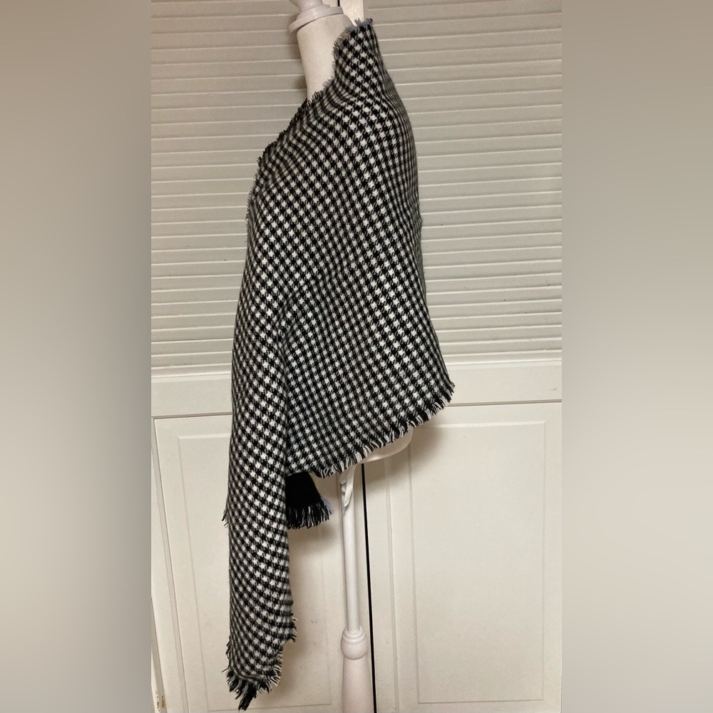 NWOT Tahari Acrylic Reversible Scarf OSFM - Picture 10 of 16